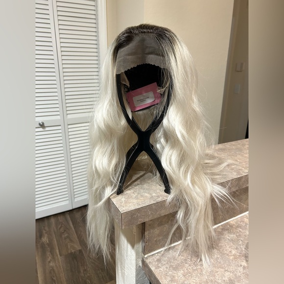 Chelsey Smith Crowns Blondechell Rooted Platinum Free Part Lace Front Wig NWT - Picture 2 of 4